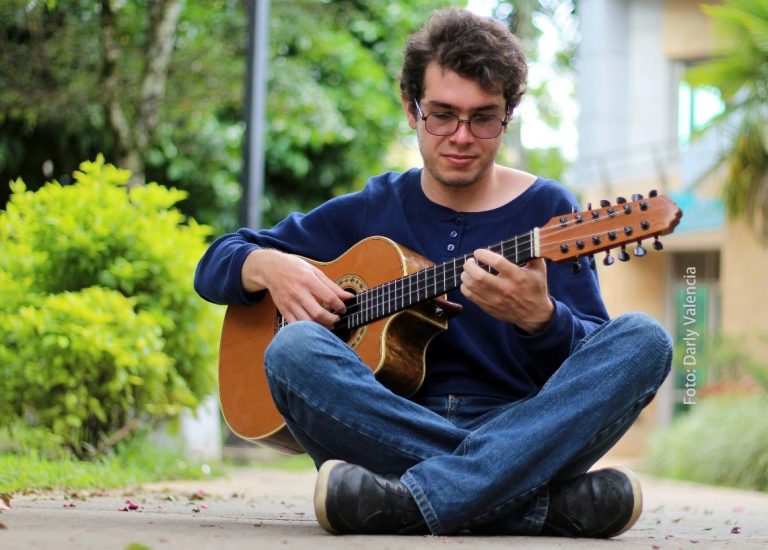 Robinson López, ganador de “Así suena el tiple” en La Ceja. Robinson López, ganador de “Así suena el tiple” en La Ceja.