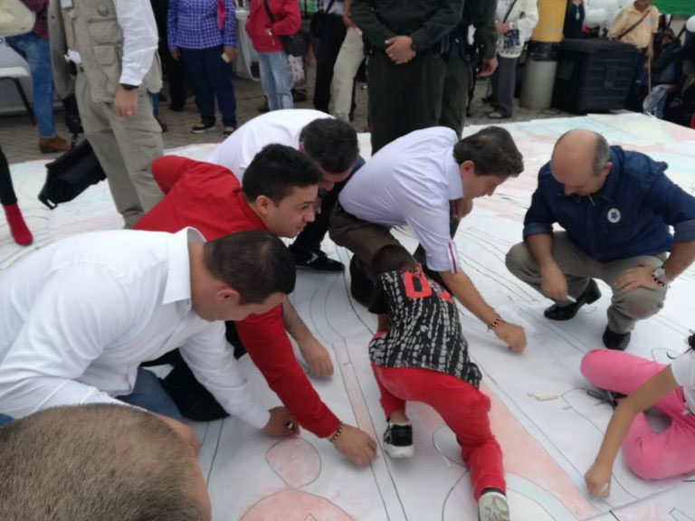 Víctimas de Abejorral pintaron el mandala más grande