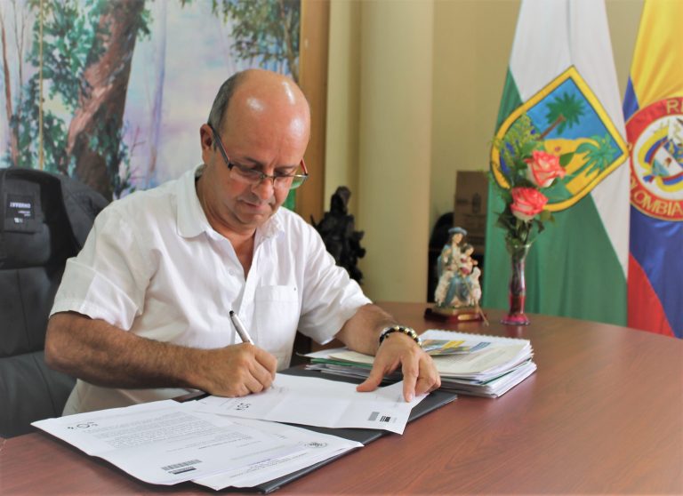Alcalde firma convenio interadministrativo para mejorar la salud de la población abejorraleña