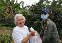 Fuerza Aérea Colombiana entregó mercados a abuelos de El Peñol y El Carmen de Viboral