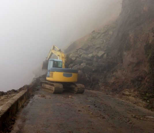 Autoridades continúan atendiendo vía afectada Sonsón – Nariño