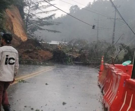Un muerto y seis heridos dejó un derrumbe en El Retiro (Fotos)