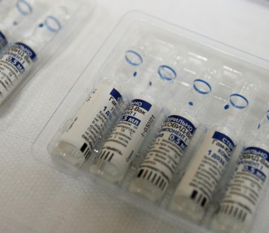 Brasil firma un contrato para recibir 10 millones de dosis de la vacuna rusa