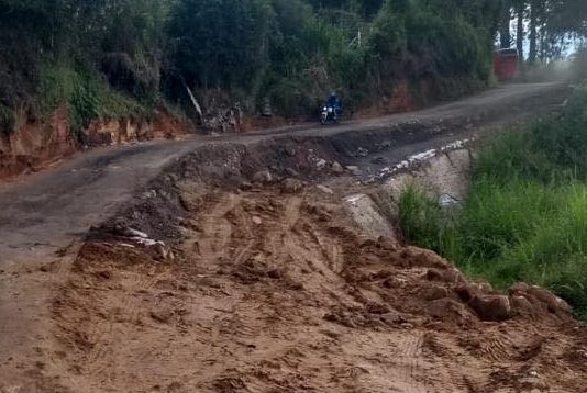 Un dolor de cabeza la vía hacia Granada desde la Autopista Medellín Bogotá