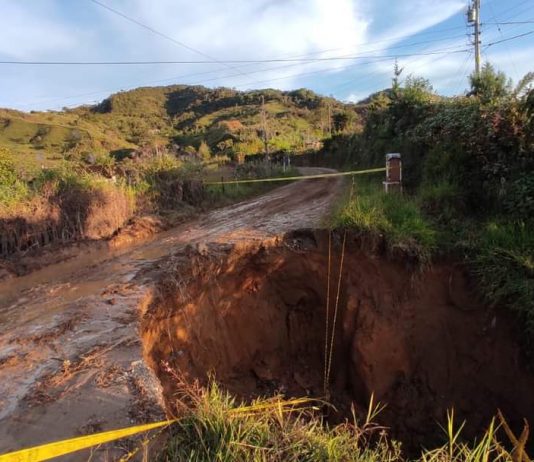 Incomunicados los municipios de Alejandría y San Rafael por pérdida de banca