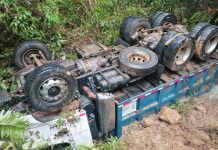 Vehículo de carga pesada termina volcado en la vía Granada – San Carlos