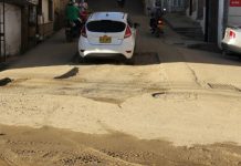 Quejas de la comunidad de El Santuario por el estado de las vías