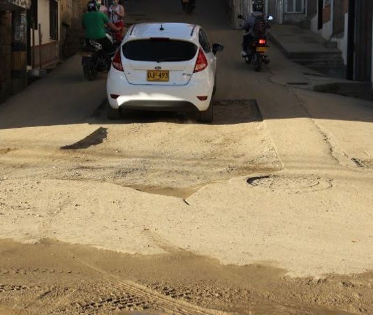 Quejas de la comunidad de El Santuario por el estado de las vías