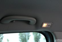 Para qué sirve la manija que tienen los autos encima de las puertas