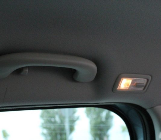 Para qué sirve la manija que tienen los autos encima de las puertas