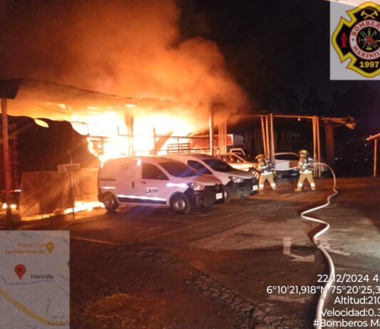 Incendio en parqueadero de Marinilla deja varios vehículos afectados