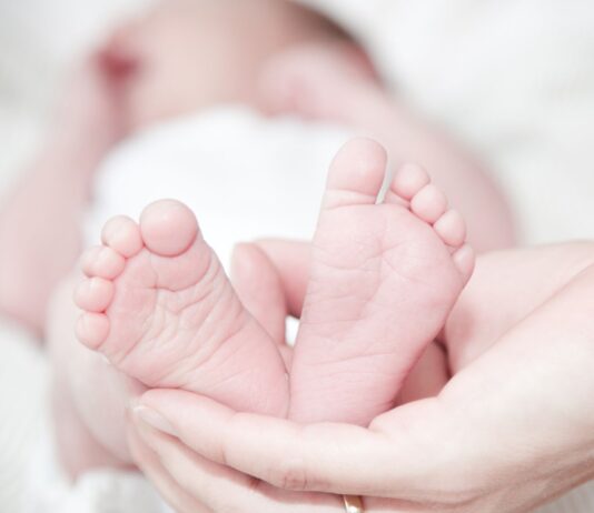 Nacimientos en Colombia caen a mínimos históricos: solo 371.777 en 2024, un 14,4% menos que el año anterior