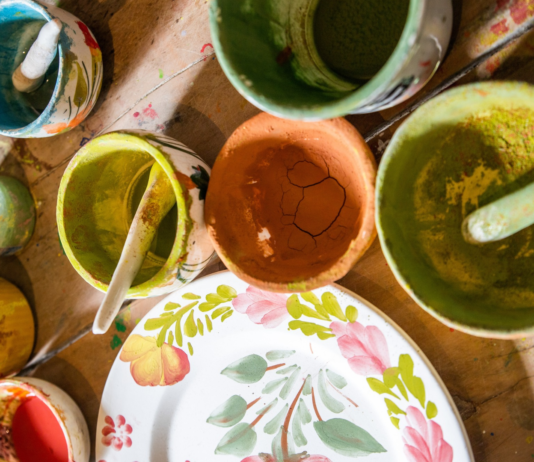 Manos ceramistas del barro blanco: un viaje al alma cultural de El Carmen de Viboral