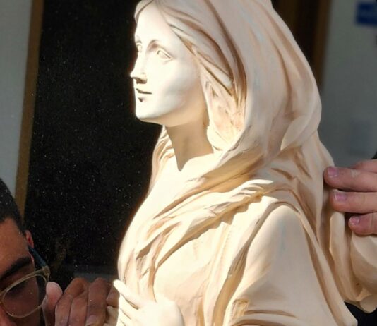 Una pieza para la eternidad: Una Virgen de Nazareth hecha en el Carmen peregrinara hasta tierra santa