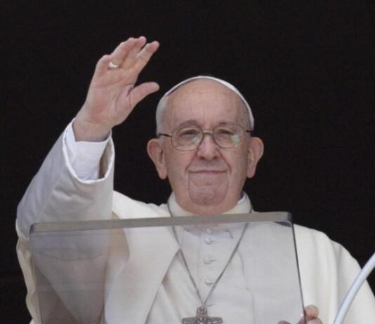 El estado de salud del papa Francisco sigue siendo crítico, pero estable