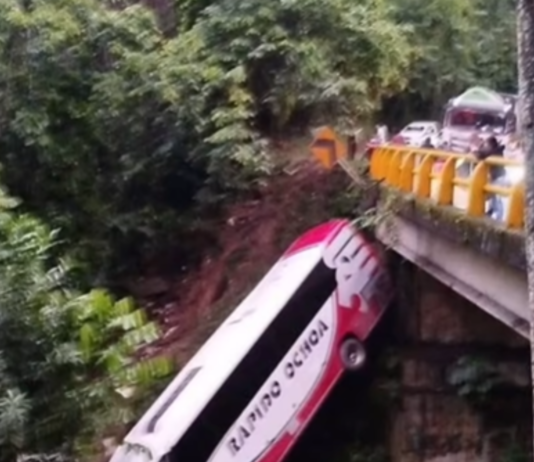 Familias denuncian falta de apoyo de empresa de transporte tras trágico accidente en la vía Medellín-Bogotá