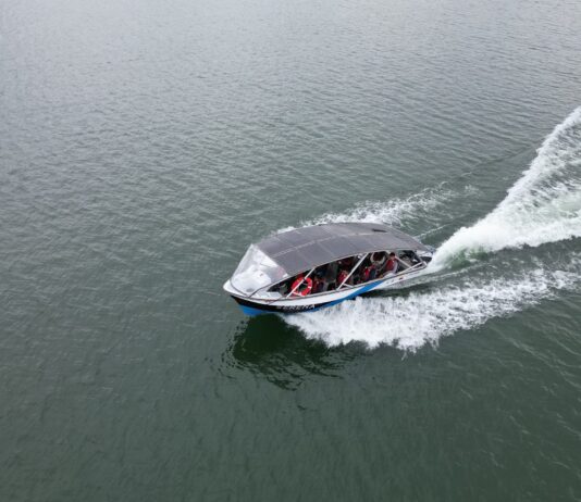 Serena: la primera embarcación electro solar de Latinoamérica navega en el río Nechí