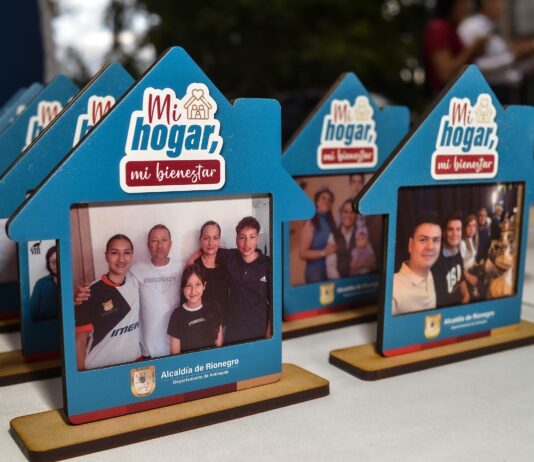 Rionegro asegura el futuro de 19 familias con la entrega de escrituras en Villa Camila