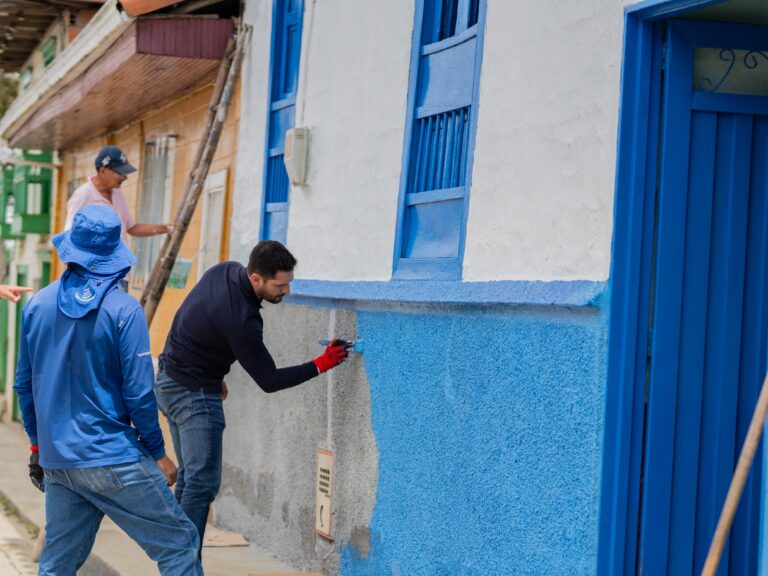 Sonsón llena de color 120 viviendas a través de Antioquia Pinta Firme Sonsón llena de color 120 viviendas a través de Antioquia Pinta Firme