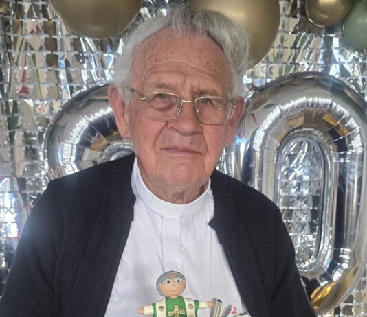 Reconocimiento al líder y maestro Padre Pacho, en sus 90 años