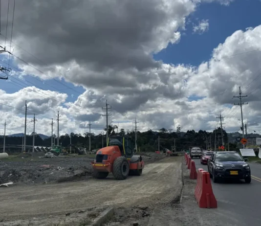 LA CEJA ALCANZA MÁS DEL 80% DE AVANCE EN LA DOBLE CALZADA Y HABILITA LA GLORIETA DE I.E. MARÍA ESTÉVEZ