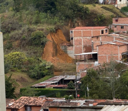 EMERGENCIA POR MOVIMIENTO DE MASA EN RIONEGRO DEJÓ 17 PERSONAS Y 3 MASCOTAS EVACUADAS DE MANERA PREVENTIVA