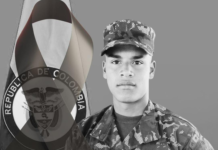 Un soldado falleció tras recibir un disparo al parecer por error durante labores de mantenimiento de armas en Argelia 2025-12-24 La Séptima División del Ejercito Nacional lamentó el fallecimiento del soldado Yarlin Arcángel Yarce Lopera en el Hospital General en la ciudad de Medellín tras haber sido trasladado vía aérea desde el hospital del municipio de Argelia, oriente antioqueño, en donde fue atendido en primer lugar cuando recibió un tiro en una pierna al parecer accidental en la base militar de la población. El Ejército relató que en hechos que son materia de investigación, en horas de la mañana del 23 de diciembre, una unidad militar se encontraba realizando actividades de aseo y mantenimiento de armamento en la base militar de Argelia, departamento de Antioquia. Durante el desarrollo de esta actividad, uno de los soldados que estaba prestando su servicio militar accionó de manera accidental su arma de dotación, ocasionándole una herida en la pierna al soldado Yarce Lopera. image 40 El militar herido fue trasladado de manera inmediata al hospital del municipio y, posteriormente, con apoyo de la Fuerza Aeroespacial Colombiana, evacuado vía aérea al Hospital General en la ciudad de Medellín; sin embargo, falleció durante la intervención quirúrgica, pese a los esfuerzos del personal médico. El Ejército inició actuaciones disciplinarias y penales correspondientes, con el propósito de esclarecer las circunstancias que desencadenaron el fallecimiento y dispusieron un equipo interdisciplinario para brindar acompañamiento psicosocial a los familiares del soldado fallecido. El Ejército Nacional lamentó esta muerte y expresó condolencias a los familiares y seres queridos del soldado Yarce. Así mismo, ratificó su disposición para colaborar con las autoridades judiciales competentes, con el fin de esclarecer los hechos y determinar las circunstancias de tiempo, modo y lugar en que ocurrió el hecho.