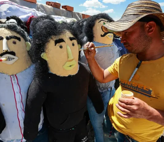 Una vereda de Rionegro mantiene viva la tradición del Año Viejo con la producción de hasta 2.000 muñecos