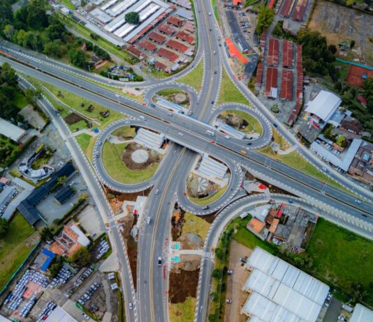 La segunda etapa del Túnel de Oriente ya alcanza un 19 % de avance y entra en 2026 en su fase más intensa. Nuevos túneles, puentes e intercambios viales siguen transformando la conexión entre el Valle de Aburrá y el Oriente antioqueño.