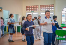 Alimentación escolar llega a 1 038 estudiantes en zonas urbana y rural de Guatapé 2026-01-28 El municipio de Guatapé inició la ejecución del Programa de Alimentación Escolar (PAE) en todas las sedes de la Institución Educativa Nuestra Señora del Pilar, con atención a 1 038 estudiantes de las zonas urbana y rural. El programa se desarrollará durante 111 días calendario. En el área urbana se entrega complemento alimentario, mientras que en la zona rural se suministran refrigerio y almuerzo, de acuerdo con las jornadas escolares y las condiciones de acceso de cada comunidad educativa. La operación del PAE está a cargo de 16 manipuladoras de alimentos con contrato vigente y dotación completa de menaje, lo que permite asegurar los procesos de preparación y entrega de las raciones a los estudiantes. Otras noticias: Avianca pone en operación Business Class en todas sus rutas | MiOriente Copia de DSC07814 Como parte del fortalecimiento del programa, en 2025 el municipio destinó $505 776 744,45 a la remodelación y redistribución del restaurante escolar. La intervención incluyó la adecuación de áreas diferenciadas para preparación caliente y fría, servido, lavado, manejo de residuos y bodegas, así como la incorporación de equipos industriales como refrigeradores, freidoras, horno combi y campanas extractoras. Desde 2026, la cobertura del programa aumentó en 120 cupos, al pasar de 919 a 1 038 estudiantes, lo que representa cerca del 60 % de la población escolar del municipio. El servicio de almuerzo en la zona rural se financia con recursos propios. El PAE se ejecuta mediante un convenio con la Gobernación de Antioquia por $777 832 400, de los cuales el municipio aporta $220 158 104. Estos recursos permiten ampliar la cobertura y sostener el servicio de almuerzo en las sedes rurales, en articulación con la Secretaría de Educación Departamental.