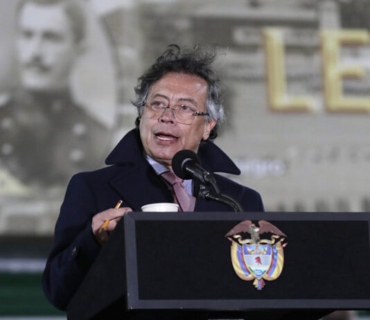 Petro amenaza con volver a tomar las armas ante lo que califica como amenazas de Trump contra la soberanía de Colombia
