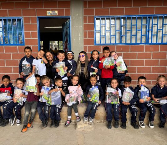 815 estudiantes rurales de El Santuario recibieron kits escolares para iniciar el año lectivo
