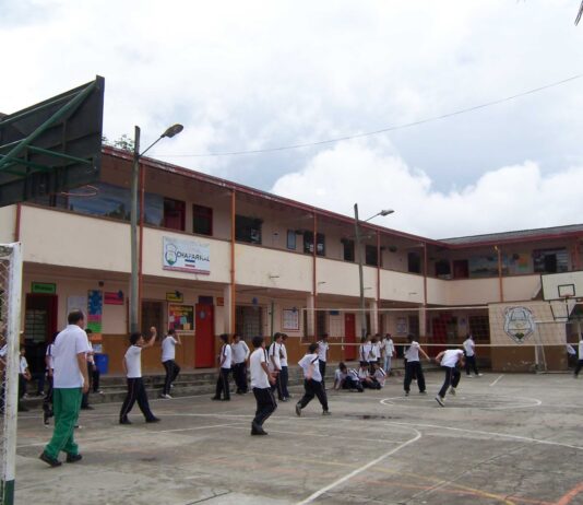 Emergencia educativa en Guarne: Denuncian que la escuela de Chaparral se inunda durante las clases