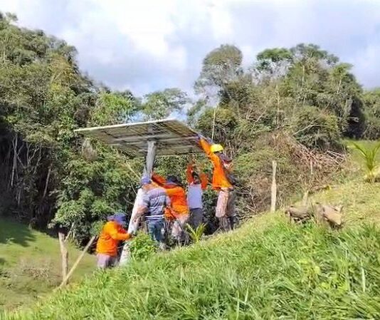 Tras 40 años a la luz de las velas, 18 familias rurales de San Carlos reciben energía solar.