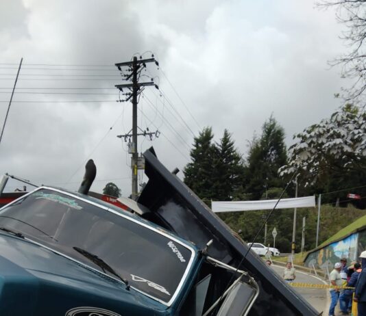 Caos en el ingreso a Guarne: Volqueta se hunde en sector La Bomba y obliga al cierre total