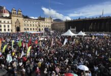 Pulso por el “Salario Vital”: Multitudinaria marcha en Bogotá respalda aumento de Petro