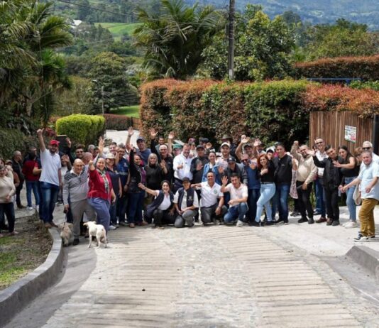 Comunidad y Alcaldía de Rionegro transforman las vías rurales con nuevas placas huella.