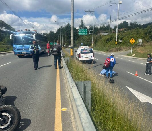 Motociclista falleció en siniestro vial en el sector Sajonia de Rionegro, cerca del Túnel de Oriente.