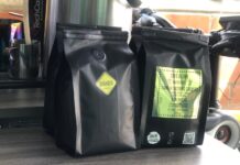 Bikes.Café: café de especialidad, energía solar y bicicletas, una apuesta sostenible que nació en Guarne.Desde el municipio de Guarne y pedaleando hasta el lugar del evento, Elkin Vanegas, en compañía de su socio e hijo Miguel Ángel Vanegas, presentó el proyecto Bikes.Café, una iniciativa innovadora que une café de especialidad, movilidad limpia y energía renovable como pilares de su modelo de negocio. Bikes.Café se define como un emprendimiento comprometido con la cultura cafetera del Oriente Antioqueño, especialmente del llamado Oriente indígena, y con la sostenibilidad ambiental. Su propuesta se basa en dos ejes fundamentales: una línea verde completamente autosostenible y la producción y preparación de café de especialidad. Todo el sistema de operación funciona con paneles solares, desde la molienda hasta la preparación del café, mientras que las unidades móviles están montadas sobre bicicletas con asistencia eléctrica, lo que permite desplazamientos sin emisiones contaminantes. “Todo el café que se prepara aquí se hace con energía solar”, explica Vanegas, resaltando el carácter limpio y responsable del proyecto. El corazón de Bikes.Café es el café de especialidad cultivado en Guarne. Actualmente trabajan con dos variedades locales, Caturra y Castillo, seleccionadas y preparadas bajo estándares profesionales. Cada taza se elabora como un expreso de alta calidad, garantizando perfiles florales y frutales, además de la crema natural del café, donde se concentran propiedades antioxidantes y diuréticas. “Ahí es donde realmente se marca la diferencia. No es solo café, es una experiencia de calidad, casi medicinal, que respeta el origen y al caficultor”, señala el emprendedor. El proyecto nació hace cuatro años como un café convencional en un local comercial. Sin embargo, fue el 1 de agosto del año pasado cuando Elkin y Miguel Ángel decidieron transformar por completo su modelo de negocio, apostándole a las unidades móviles autosostenibles que hoy caracterizan a Bikes.Café. La idea surgió de una pasión compartida: el ciclismo y el café. “No hay ciclista que no tome café”, afirma Vanegas entre risas. Esa conexión natural permitió crear un concepto disruptivo, donde ambas culturas se complementan y generan valor económico, social y ambiental. Actualmente, Bikes.Café cuenta con una unidad móvil en operación y otra próxima a entrar en funcionamiento en Guarne. El objetivo a mediano plazo es ambicioso: tener una unidad en cada municipio del Oriente Antioqueño, representando el café local y fortaleciendo el consumo de productos de origen regional. El modelo se basa en principios de economía circular, priorizando la compra directa a caficultores de la zona, reduciendo la huella ambiental y promoviendo un comercio más justo y consciente. “La idea es favorecer a los productores locales y demostrar que sí es posible emprender cuidando el territorio”, concluye Vanegas.