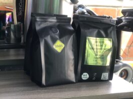 Bikes.Café: café de especialidad, energía solar y bicicletas, una apuesta sostenible que nació en Guarne.Desde el municipio de Guarne y pedaleando hasta el lugar del evento, Elkin Vanegas, en compañía de su socio e hijo Miguel Ángel Vanegas, presentó el proyecto Bikes.Café, una iniciativa innovadora que une café de especialidad, movilidad limpia y energía renovable como pilares de su modelo de negocio. Bikes.Café se define como un emprendimiento comprometido con la cultura cafetera del Oriente Antioqueño, especialmente del llamado Oriente indígena, y con la sostenibilidad ambiental. Su propuesta se basa en dos ejes fundamentales: una línea verde completamente autosostenible y la producción y preparación de café de especialidad. Todo el sistema de operación funciona con paneles solares, desde la molienda hasta la preparación del café, mientras que las unidades móviles están montadas sobre bicicletas con asistencia eléctrica, lo que permite desplazamientos sin emisiones contaminantes. “Todo el café que se prepara aquí se hace con energía solar”, explica Vanegas, resaltando el carácter limpio y responsable del proyecto. El corazón de Bikes.Café es el café de especialidad cultivado en Guarne. Actualmente trabajan con dos variedades locales, Caturra y Castillo, seleccionadas y preparadas bajo estándares profesionales. Cada taza se elabora como un expreso de alta calidad, garantizando perfiles florales y frutales, además de la crema natural del café, donde se concentran propiedades antioxidantes y diuréticas. “Ahí es donde realmente se marca la diferencia. No es solo café, es una experiencia de calidad, casi medicinal, que respeta el origen y al caficultor”, señala el emprendedor. El proyecto nació hace cuatro años como un café convencional en un local comercial. Sin embargo, fue el 1 de agosto del año pasado cuando Elkin y Miguel Ángel decidieron transformar por completo su modelo de negocio, apostándole a las unidades móviles autosostenibles que hoy caracterizan a Bikes.Café. La idea surgió de una pasión compartida: el ciclismo y el café. “No hay ciclista que no tome café”, afirma Vanegas entre risas. Esa conexión natural permitió crear un concepto disruptivo, donde ambas culturas se complementan y generan valor económico, social y ambiental. Actualmente, Bikes.Café cuenta con una unidad móvil en operación y otra próxima a entrar en funcionamiento en Guarne. El objetivo a mediano plazo es ambicioso: tener una unidad en cada municipio del Oriente Antioqueño, representando el café local y fortaleciendo el consumo de productos de origen regional. El modelo se basa en principios de economía circular, priorizando la compra directa a caficultores de la zona, reduciendo la huella ambiental y promoviendo un comercio más justo y consciente. “La idea es favorecer a los productores locales y demostrar que sí es posible emprender cuidando el territorio”, concluye Vanegas.