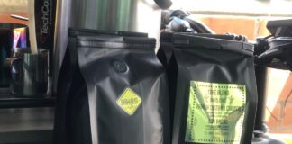 Bikes.Café: café de especialidad, energía solar y bicicletas, una apuesta sostenible que nació en Guarne.Desde el municipio de Guarne y pedaleando hasta el lugar del evento, Elkin Vanegas, en compañía de su socio e hijo Miguel Ángel Vanegas, presentó el proyecto Bikes.Café, una iniciativa innovadora que une café de especialidad, movilidad limpia y energía renovable como pilares de su modelo de negocio. Bikes.Café se define como un emprendimiento comprometido con la cultura cafetera del Oriente Antioqueño, especialmente del llamado Oriente indígena, y con la sostenibilidad ambiental. Su propuesta se basa en dos ejes fundamentales: una línea verde completamente autosostenible y la producción y preparación de café de especialidad. Todo el sistema de operación funciona con paneles solares, desde la molienda hasta la preparación del café, mientras que las unidades móviles están montadas sobre bicicletas con asistencia eléctrica, lo que permite desplazamientos sin emisiones contaminantes. “Todo el café que se prepara aquí se hace con energía solar”, explica Vanegas, resaltando el carácter limpio y responsable del proyecto. El corazón de Bikes.Café es el café de especialidad cultivado en Guarne. Actualmente trabajan con dos variedades locales, Caturra y Castillo, seleccionadas y preparadas bajo estándares profesionales. Cada taza se elabora como un expreso de alta calidad, garantizando perfiles florales y frutales, además de la crema natural del café, donde se concentran propiedades antioxidantes y diuréticas. “Ahí es donde realmente se marca la diferencia. No es solo café, es una experiencia de calidad, casi medicinal, que respeta el origen y al caficultor”, señala el emprendedor. El proyecto nació hace cuatro años como un café convencional en un local comercial. Sin embargo, fue el 1 de agosto del año pasado cuando Elkin y Miguel Ángel decidieron transformar por completo su modelo de negocio, apostándole a las unidades móviles autosostenibles que hoy caracterizan a Bikes.Café. La idea surgió de una pasión compartida: el ciclismo y el café. “No hay ciclista que no tome café”, afirma Vanegas entre risas. Esa conexión natural permitió crear un concepto disruptivo, donde ambas culturas se complementan y generan valor económico, social y ambiental. Actualmente, Bikes.Café cuenta con una unidad móvil en operación y otra próxima a entrar en funcionamiento en Guarne. El objetivo a mediano plazo es ambicioso: tener una unidad en cada municipio del Oriente Antioqueño, representando el café local y fortaleciendo el consumo de productos de origen regional. El modelo se basa en principios de economía circular, priorizando la compra directa a caficultores de la zona, reduciendo la huella ambiental y promoviendo un comercio más justo y consciente. “La idea es favorecer a los productores locales y demostrar que sí es posible emprender cuidando el territorio”, concluye Vanegas.