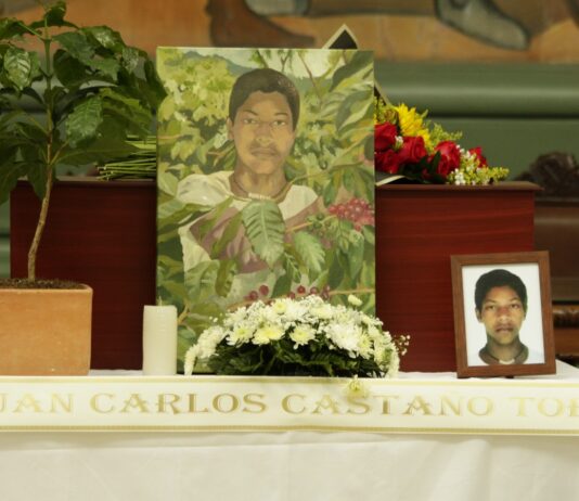 Fin a 23 años de ausencia: Martha Castaño recibe el cuerpo de su hermano desaparecido en San Carlos.