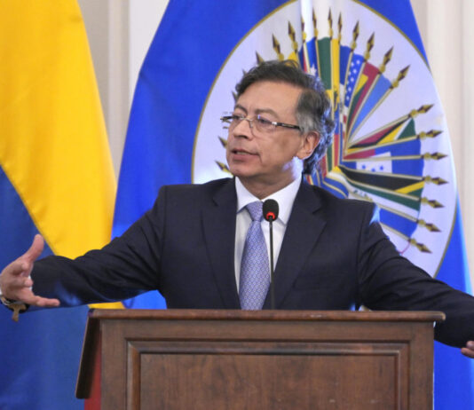 Petro convoca movilizaciones tras suspensión del decreto que aumentó el salario mínimo.