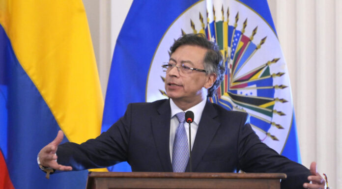 Petro convoca movilizaciones tras suspensión del decreto que aumentó el salario mínimo.