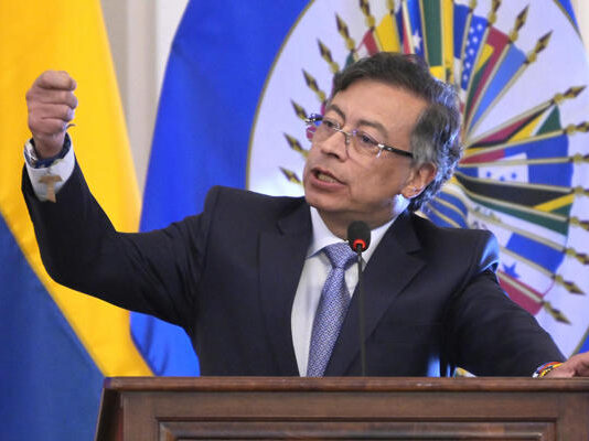 Petro respeta fallo judicial que suspende aumento de salario mínimo y llama a concertación urgente.