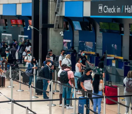 Pico migratorio impulsa las remesas en Colombia a un récord histórico de US$13.000 millones.