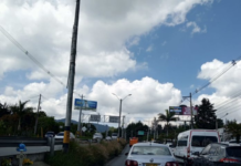 Denuncian que cables de empresa de comunicaciones habrían causado accidente en el que murió una motociclista en Rionegro.