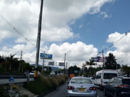 Denuncian que cables de empresa de comunicaciones habrían causado accidente en el que murió una motociclista en Rionegro.