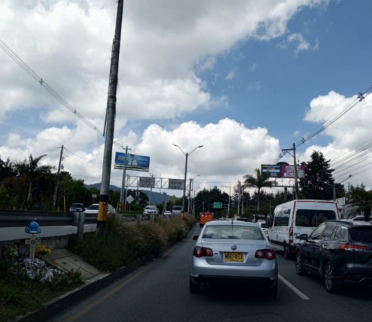 Denuncian que cables de empresa de comunicaciones habrían causado accidente en el que murió una motociclista en Rionegro.