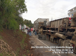 Caos en la Autopista Medellín-Bogotá: volcamiento de camión en El Santuario mantiene paso restringido